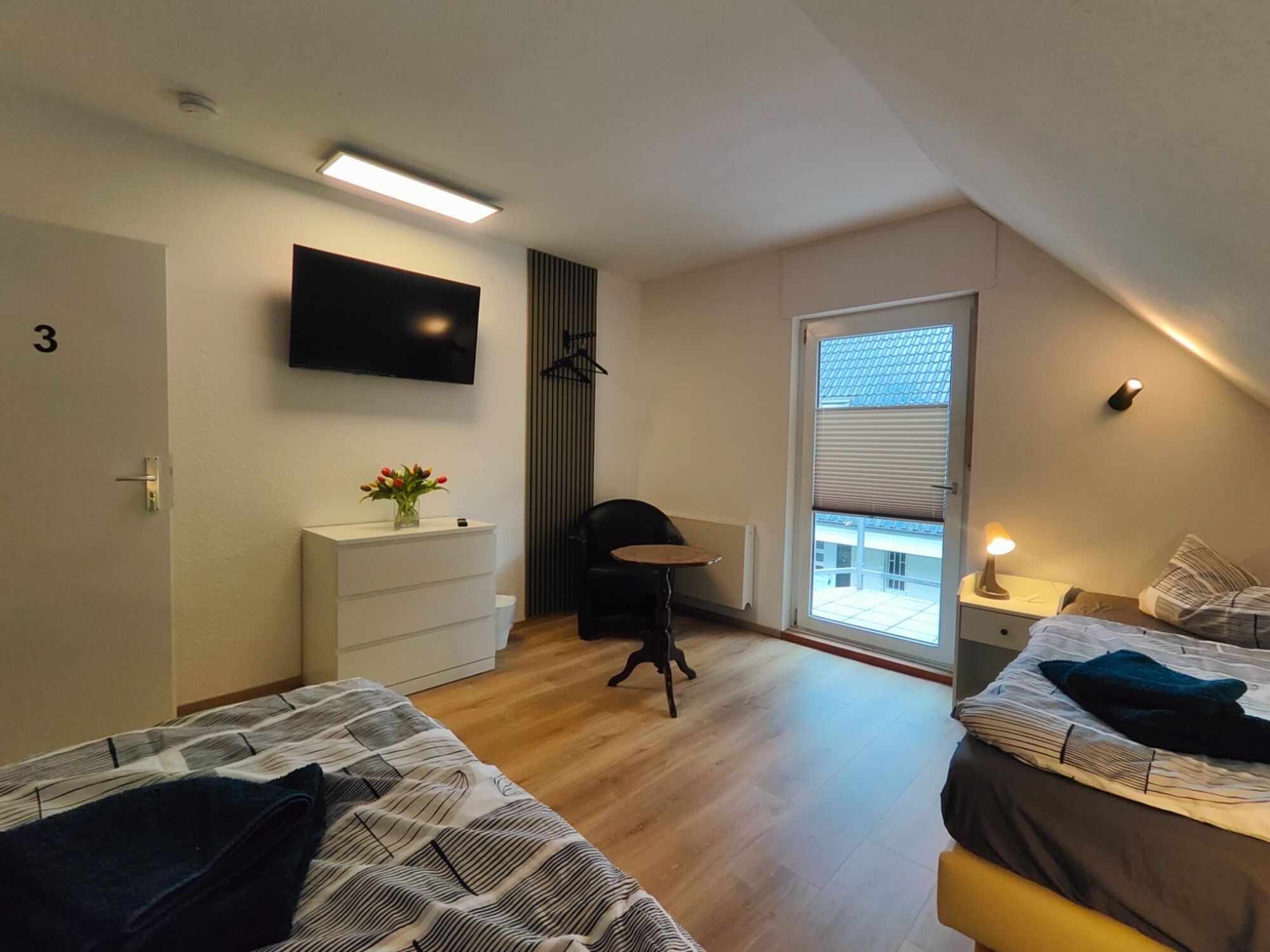 Zimmer 3: zwei Einzelbetten mit Balkon
