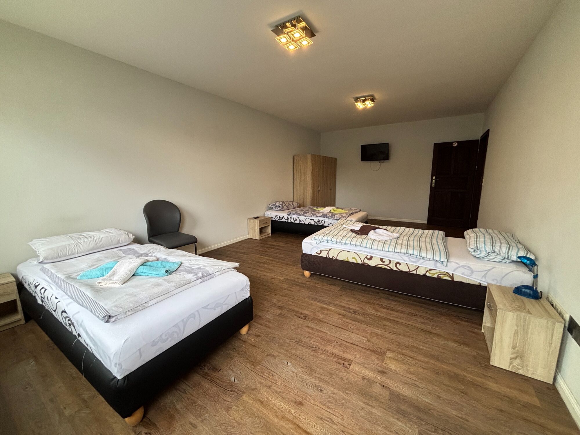 TV und Schrank im Schlafzimmer