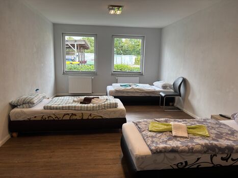 Schlafzimmer mit drei Einzelbetten