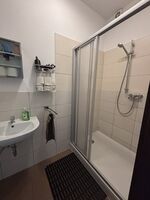 Badezimmer mit Dusche und Waschbecken