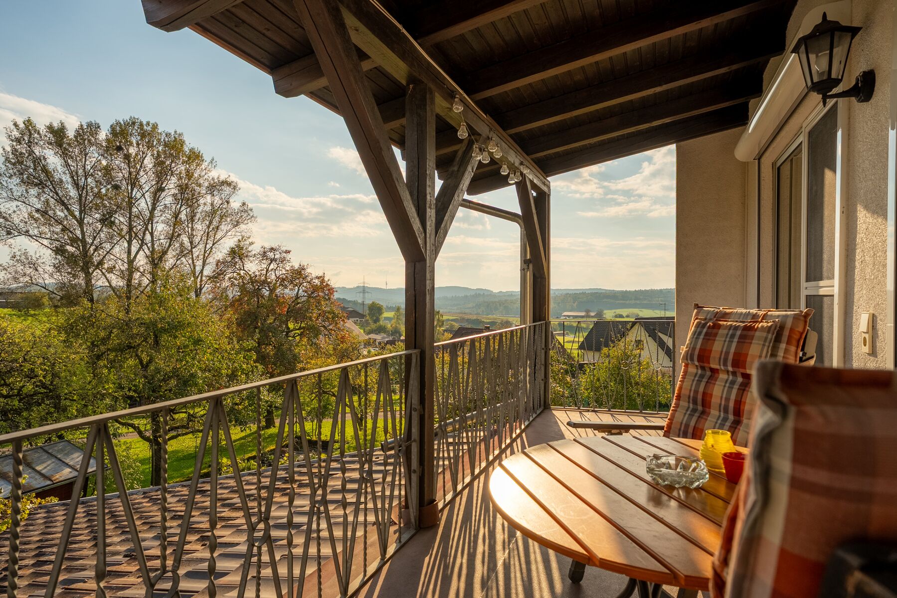 Balkon mit Blick auf unseren Garten und Obstwiese