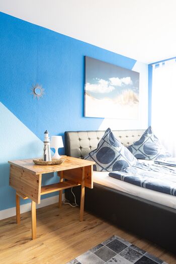 Viel Platz, angenehmes Licht und zwei bequeme Sitzmöglichkeiten – ein Raum für alle, die sich wie zu Hause fühlen möchten. #DuisburgMiete #komfortzimmer #familienfreundlich #modernesWohnen #hellewohnung #gemütlichDuisburg