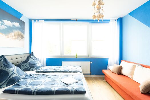 Helles Zimmer mit großem Bett, bequemer Matratze und natürlichem Licht für erholsame Nächte. #DuisburgApartment #KomfortZimmer #ZentralDuisburg #ErholungPur