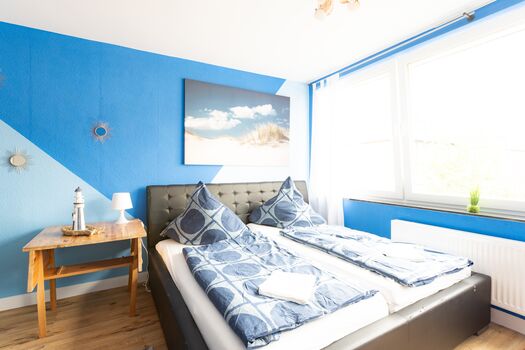 Praktischer Nachttisch mit Leselampe – alles griffbereit für entspannte Abende. #GemütlichWohnen #DuisburgStay #PraktischUndSchön #Wohnkomfort