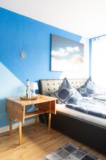 Viel Platz, angenehmes Licht und zwei bequeme Sitzmöglichkeiten – ein Raum für alle, die sich wie zu Hause fühlen möchten. #DuisburgMiete #komfortzimmer #familienfreundlich #modernesWohnen #hellewohnung #gemütlichDuisburg