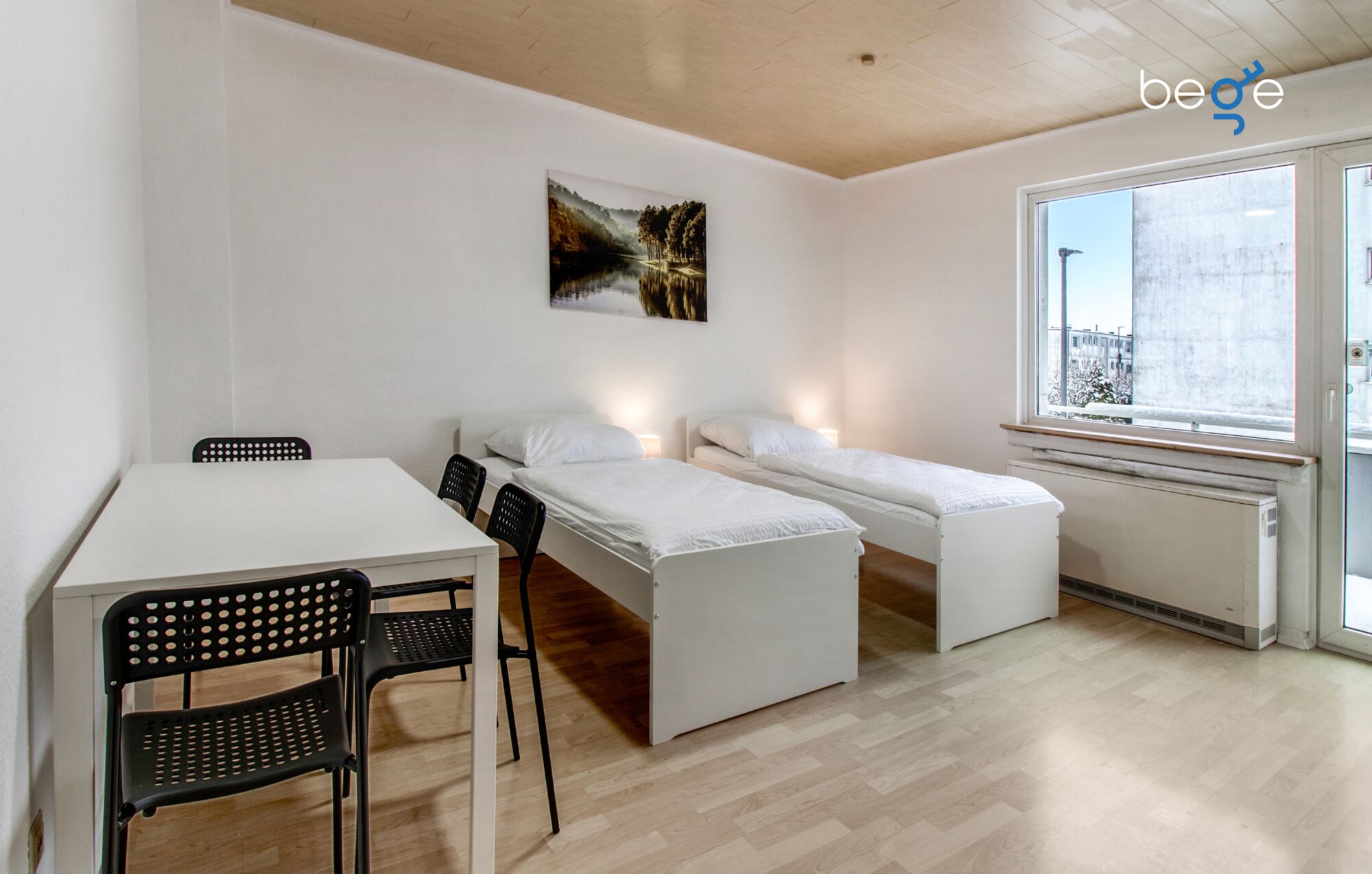 Schlafzimmer 1 mit zwei Einzelbetten, Sitzecke und Smart TV