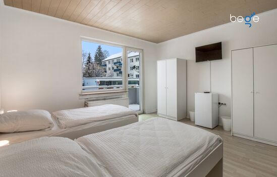 Schlafzimmer 1 mit zwei Einzelbetten, Sitzecke und Smart TV