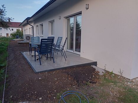 Zwei Häuser zur Vermietung mit großem Parkplatz vor dem Haus Picture 3