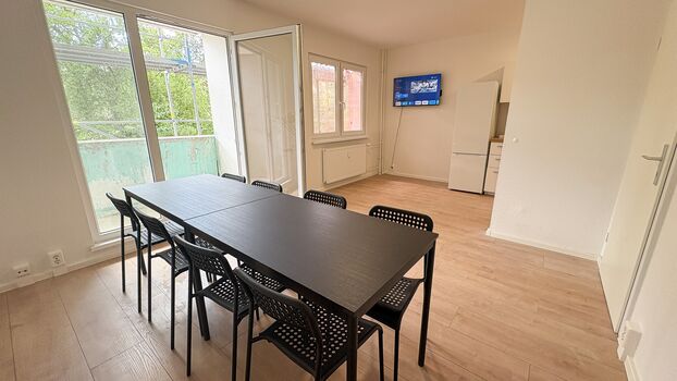 Neu renoviert: Wohnungen mit Einzelbetten, TV, WLAN, Parkpl. Bild 4