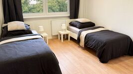 Neu renoviert: Wohnungen mit Einzelbetten, TV, WLAN, Parkpl. Bild 2
