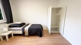 Neu renoviert: Wohnungen mit Einzelbetten, TV, WLAN, Parkpl. Bild 4