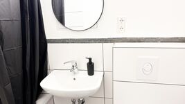 Neu renoviert: Wohnungen mit Einzelbetten, TV, WLAN, Parkpl. Bild 16