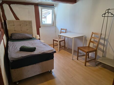 Schlafzimmer mit zwei Einzelbetten