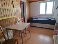 Schlafzimmer mit zwei Einzelbetten
