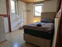 Schlafzimmer mit zwei Einzelbetten