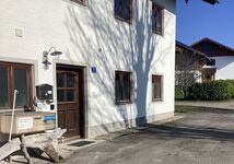 Eingang und Parkplatz