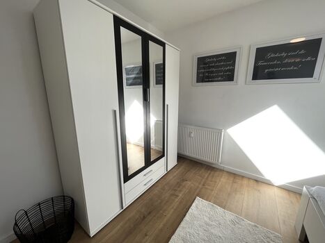 Schlafzimmer 1 (Kleiderschrank)