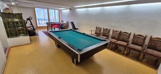 Fitnessraum mit Tischtennis, Billard, Kicker, Indoor Bike
