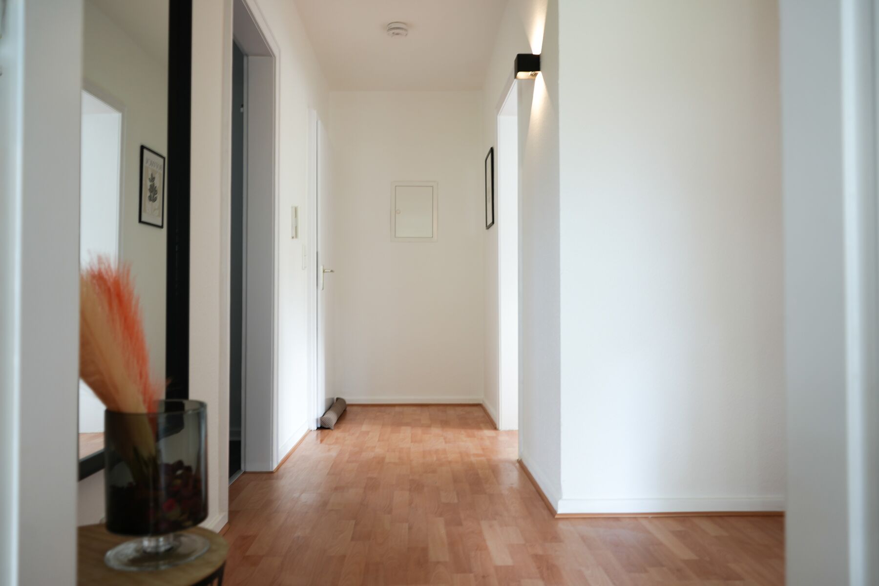 Flur - Sicht links Küche, Eingang - rechts Schlafzimmer 1