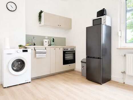 Vollausgestattete Küche inklusive Waschmaschine, Kühlschrank und Gefrierschrank, Mikrowelle, Wasserkocher und Kaffeemaschine 