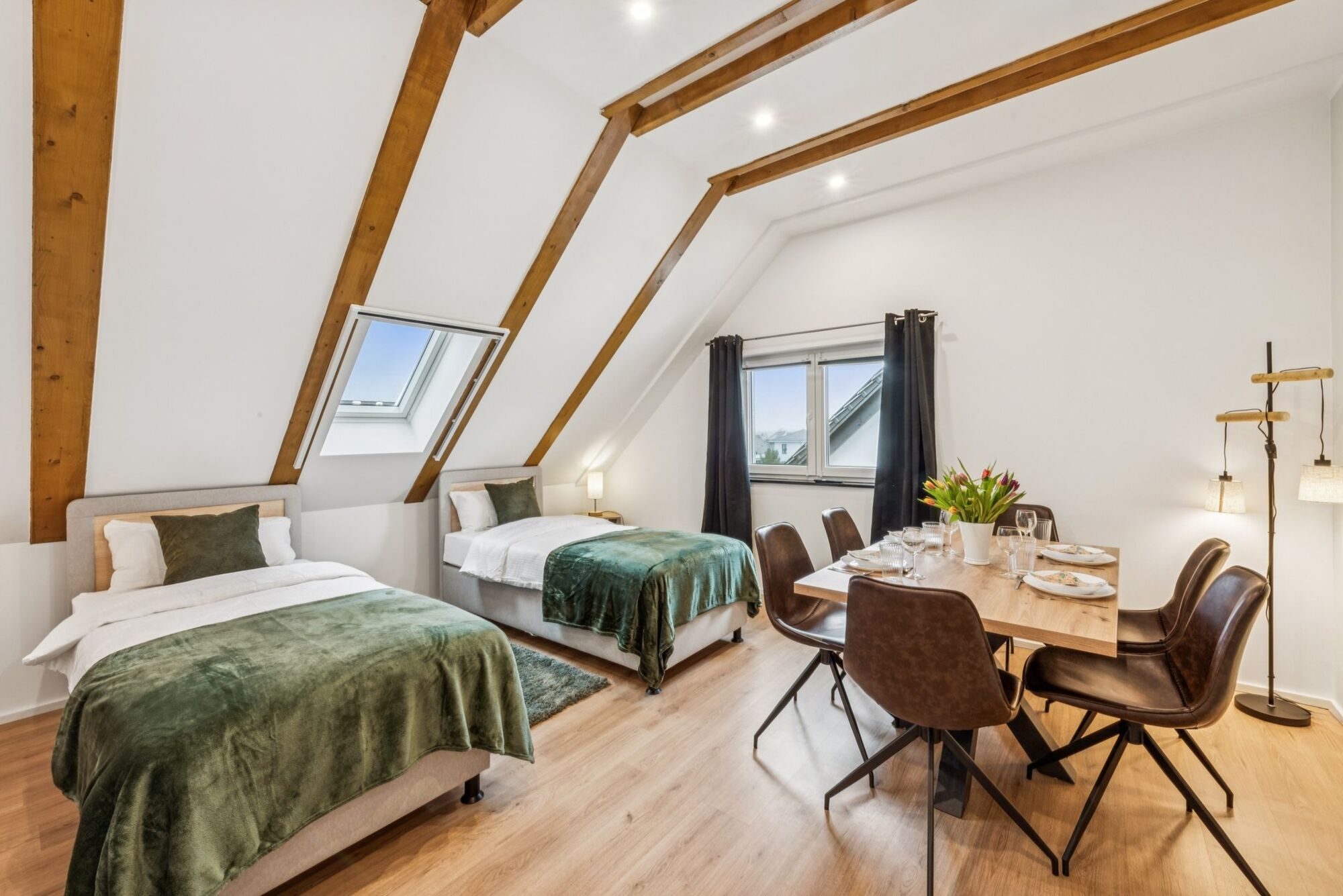 Schlafzimmer mit 2 Einzelbetten und Essbereich