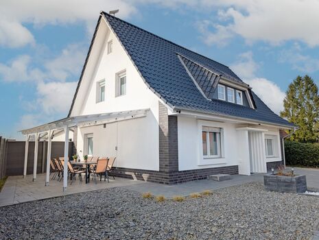 Haus mit seitlicher, überdachter Terrasse