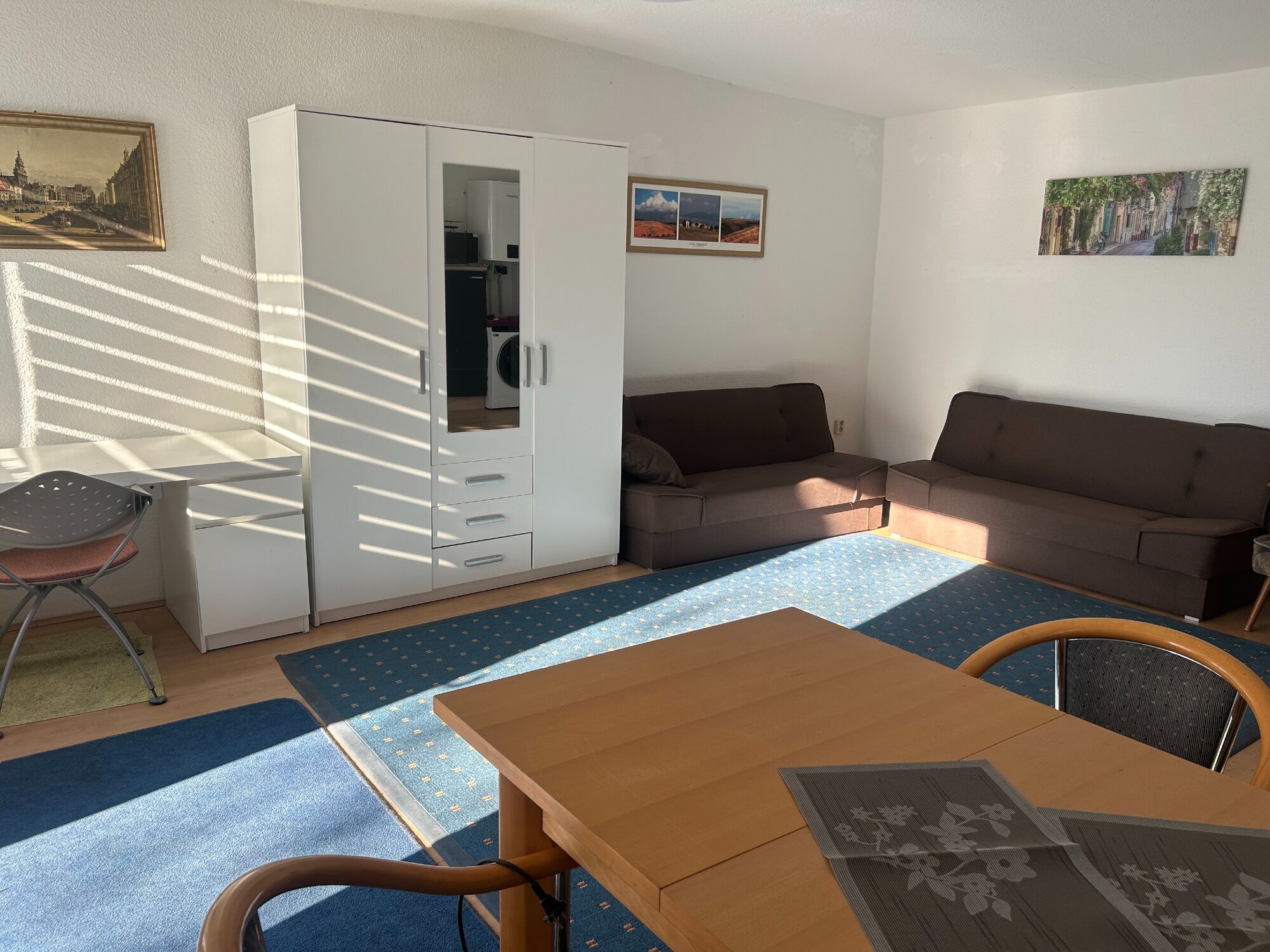 Aufenthaltsraum mit Schreibtisch, Schrank, 2 Zweisitzer, Esstisch, Küchenzeile, TV