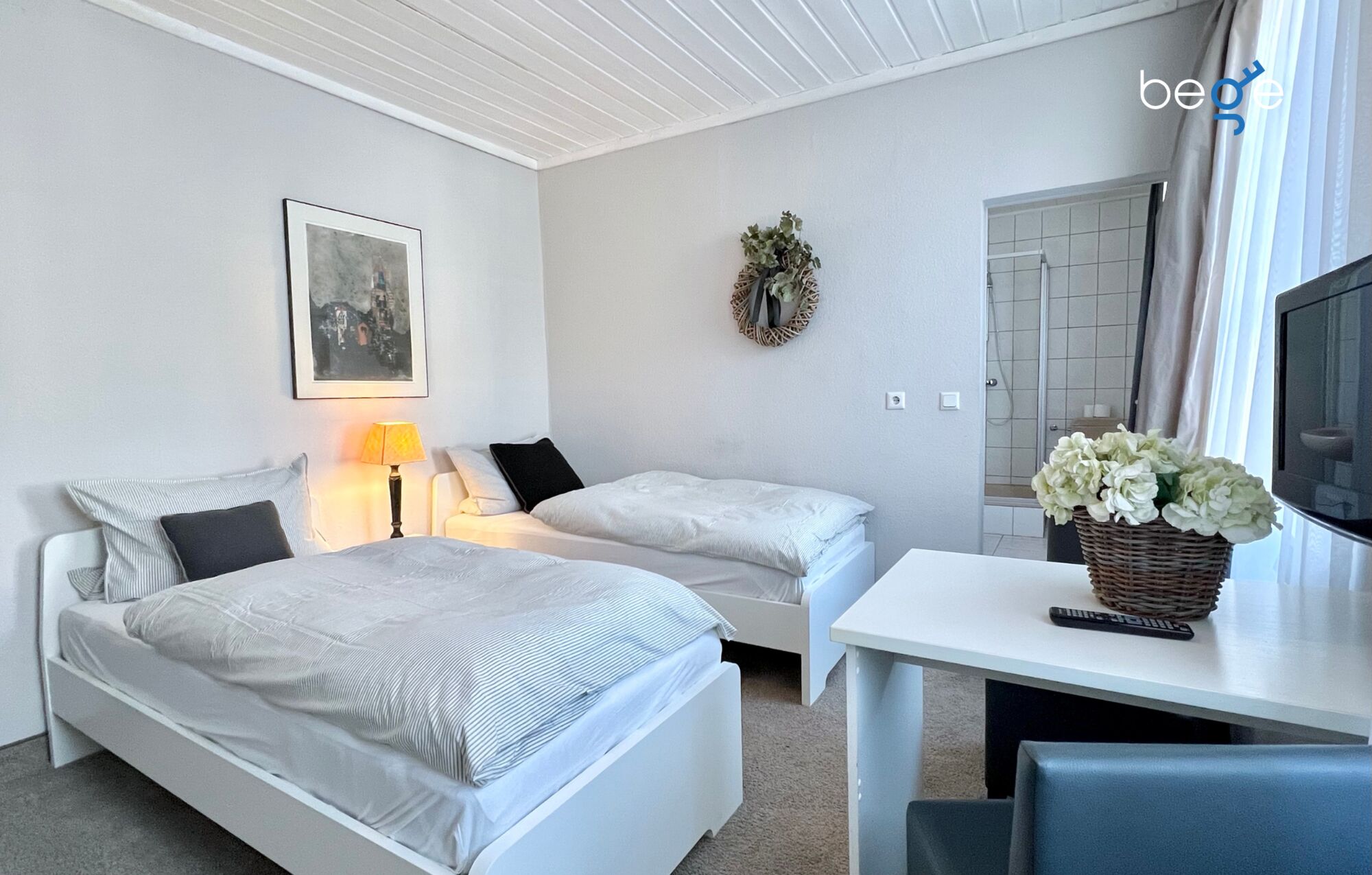 Heller Wohn- und Schlafbereich mit Smart-TV und Essplatz