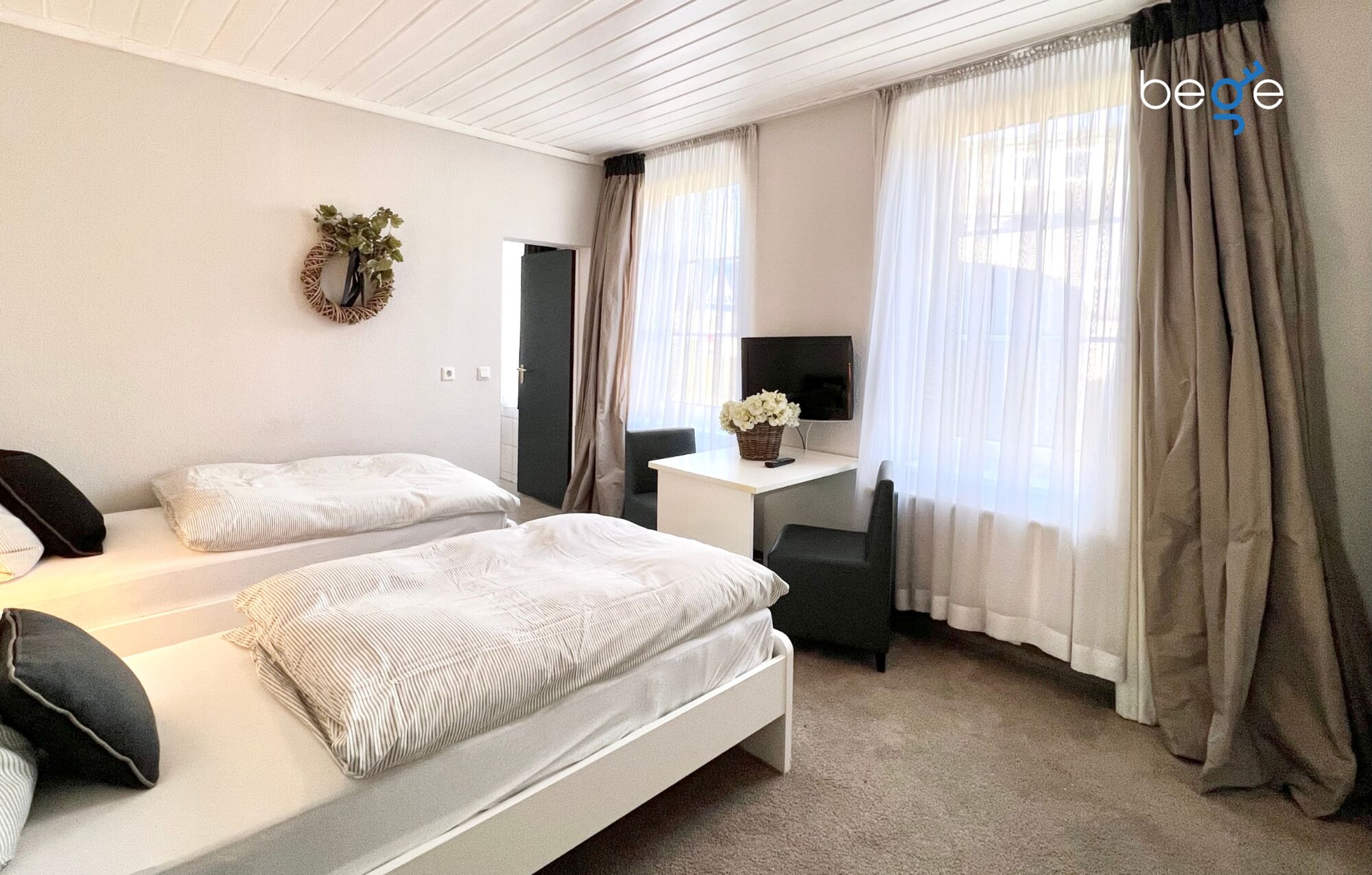 Heller Wohn- und Schlafbereich mit Smart-TV und Essplatz