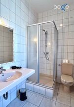 Funktionales Badezimmer mit WC und Dusche