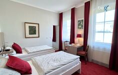 Heller Wohn- und Schlafbereich mit Smart-TV und Essplatz