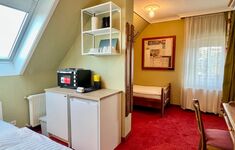 Heller Wohn- und Schlafbereich mit Smart-TV und Essplatz