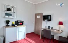 Heller Wohn- und Schlafbereich mit Smart-TV und Essplatz