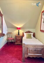 Heller Wohn- und Schlafbereich mit Smart-TV und Essplatz