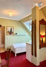 Heller Wohn- und Schlafbereich mit Smart-TV und Essplatz