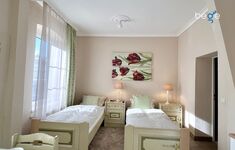 Heller Wohn- und Schlafbereich mit Smart-TV und Essplatz