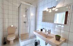 Funktionales Badezimmer mit WC und Dusche