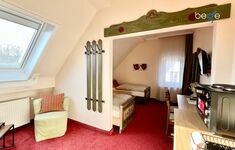 Heller Wohn- und Schlafbereich mit Smart-TV und Essplatz