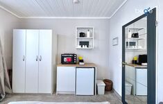 Heller Wohn- und Schlafbereich mit Smart-TV und Essplatz