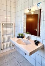 Funktionales Badezimmer mit WC und Dusche