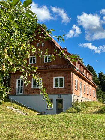 Berghaus über dem See - Herberge im Hoff Schawernack Bild 1