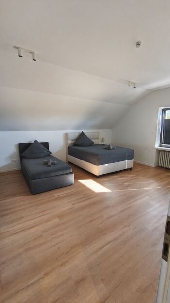 Unterkunft für bis zu 9Personen 150qm Parkplätze+Gym inklusive in D.dorf
