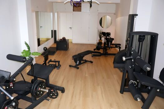 Unterkunft für bis zu 9Personen 150qm Parkplätze+Gym inklusive in D.dorf