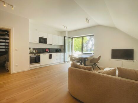 Große voll ausgestattete Wohnung mit Stellplätzen in D-Rath Bild 2