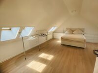 Große voll ausgestattete Wohnung mit Stellplätzen in D-Rath Bild 1