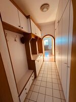 Flur mit zahlreichen, abschließbaren Einbauschränken