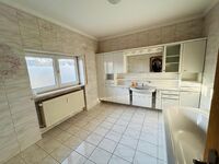 riesiges Badezimmer mit Badewanne und Toilette