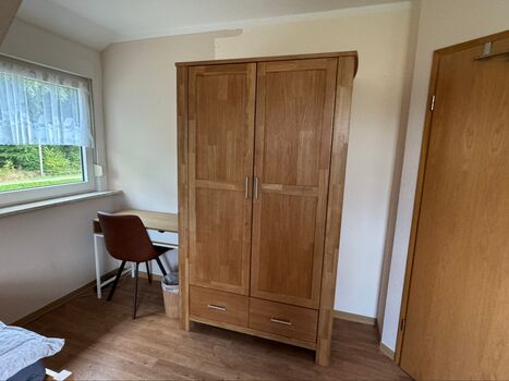 Schlafzimmer mit Schrank und Arbeitsplatz
