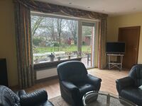Wohnzimmer mit Blick auf die Terrasse