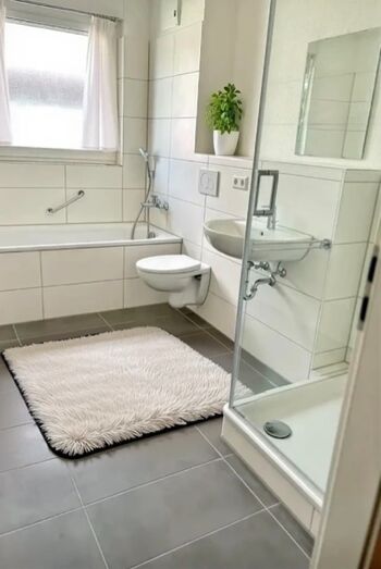 Badezimmer mit Badewanne & Dusche